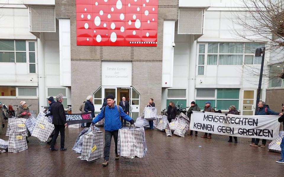 Voorstanders Spreidingswet Protesteren In Den Haag Voor Ter Apel En Asielzoekers Met Tien 2978